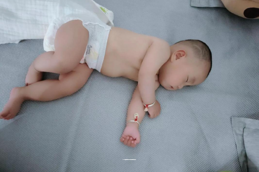 日喀则两个月宝宝肚子胀气